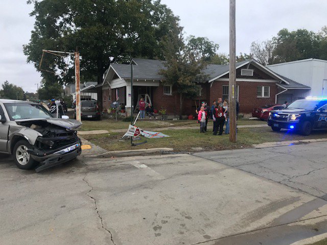 Fort Smith police looking for white SUV who fled scene of multi-vehicle crash where a car hit home    