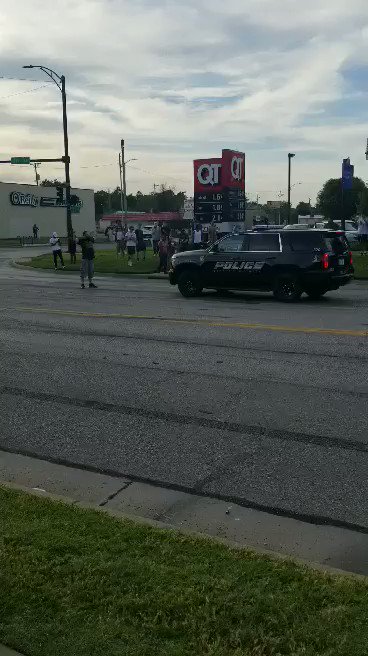 Last night, @WichitaPolice approached this intersection at 21st & Arkansas, where we've seen demonstrations since this weekend. As people came up, saying, don't shoot, the police cruiser backed out.