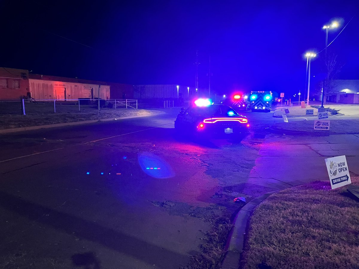 .@WichitaPolice tell two officers were injured early this morning in a shooting at the Shores Apt. Both are being treated for non-life threatening injuries. Officers were investigating a domestic violence case and at the suspect's apt and got a gun